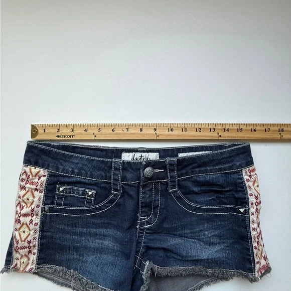 Daytrip Womens Denim Shorts Size 27 Dark Wash Embroidered Distressed Western - Picture 7 of 12